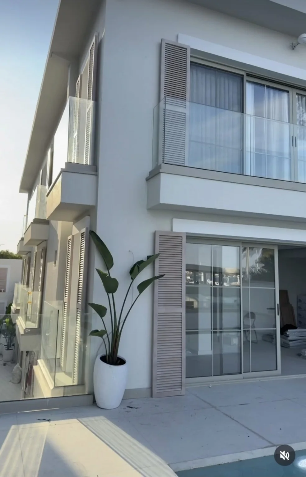 Modern beyaz yapıda uzun ahşap panjurlar